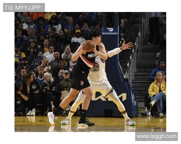 客场挑战勇士！小吧直击杨瀚森赛前训练 弧顶三分出手很快4中4